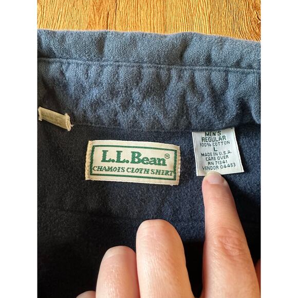 L.L. Bean Vtg Navy Blue Button Down Size Large - Picture 2 of 6